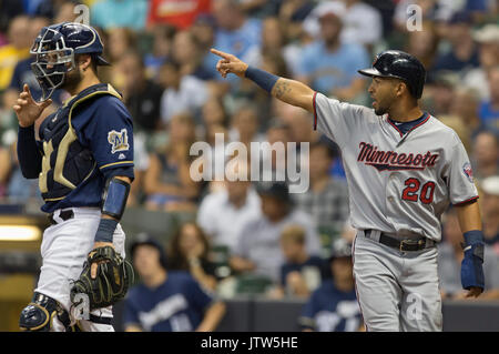 Milwaukee, Wisconsin, États-Unis. 10 août, 2017. Le voltigeur des Twins de Minnesota Eddie Rosario # 20 félicite Jorge Polanco après avoir marqué sur le jeu dans le jeu de la Ligue Majeure de Baseball entre les Milwaukee Brewers et les Twins du Minnesota au Miller Park de Milwaukee, WI. John Fisher/CSM Crédit : Cal Sport Media/Alamy Live News Banque D'Images