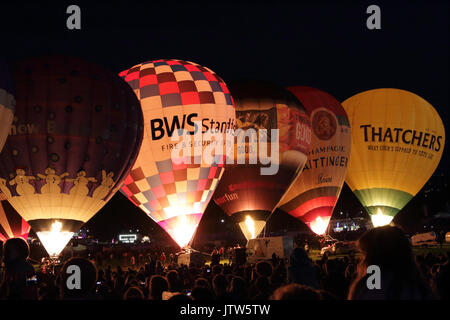 Montgolfières à Bristol International Balloon Fiesta, tenue à Ashton Cour, Bristol, UK, 10 août 2017. Les ballons sont en hausse pour une nuit Glow, un événement conçu pour être moins dépendante du temps, et dans lequel les ballons restent au sol en tant que groupe et de la lumière jusqu'à l'aide de leurs torchères de gaz à temps pour la musique. Banque D'Images