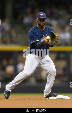 Milwaukee, Wisconsin, États-Unis. 10 août, 2017. Le deuxième but des Milwaukee Brewers Jonathan Villar # 5 tours un double jeu dans le jeu de la Ligue Majeure de Baseball entre les Milwaukee Brewers et les Twins du Minnesota au Miller Park de Milwaukee, WI. John Fisher/CSM Crédit : Cal Sport Media/Alamy Live News Banque D'Images