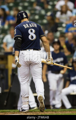 Milwaukee, Wisconsin, États-Unis. 10 août, 2017. Le voltigeur des Milwaukee Brewers Ryan Braun # 8 promenades retour à l'étang-réservoir après avoir rayé dans le jeu de la Ligue Majeure de Baseball entre les Milwaukee Brewers et les Twins du Minnesota au Miller Park de Milwaukee, WI. John Fisher/CSM Crédit : Cal Sport Media/Alamy Live News Banque D'Images