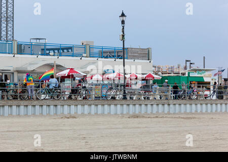 Asbury Park, New Jersey - le 24 juillet 2017 : les gens marchant le long de la promenade près de Sunset Banque D'Images