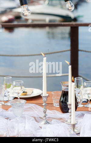 Verres sur la table de fête. Décoration table de mariage concept. Réglage de la table dans un style classique, sont présentés. art. Banque D'Images