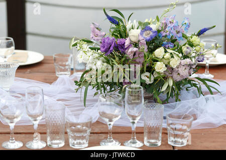 Verres sur la table de fête. Décoration table de mariage concept. Réglage de la table dans un style classique, sont présentés. art. Banque D'Images