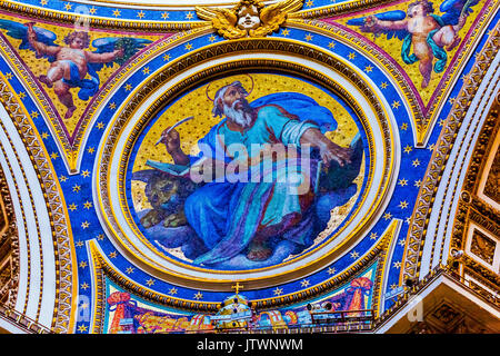 Lion ailé de saint Marc évangéliste a évangéliste anges en mosaïque de la Basilique Saint-Pierre Vatican Rome Italie. Juste en dessous de la mosaïque le Dome de Michel-Ange, Cre Banque D'Images