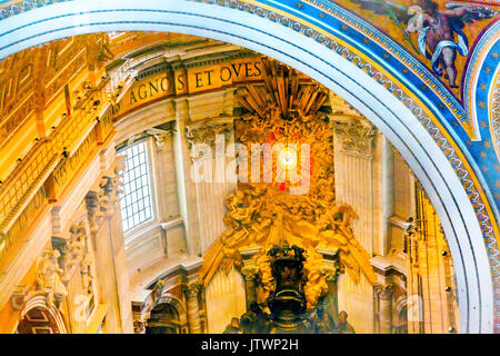 Trône Bernini Esprit Saint Colombe Dome de la Basilique Saint-Pierre Vatican Rome Italie. Bernini créé le trône de saint Pierre Sainte Colombe avec Spirti Tache Banque D'Images