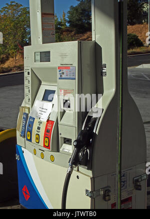 Arco station essence, la pompe à l'ampm store, Californie Banque D'Images