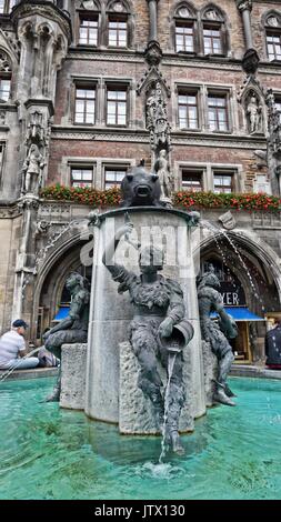 La fontaine du poisson (fischbrunnen) à l'angle nord-est de marienplatz à Munich, Allemagne Banque D'Images