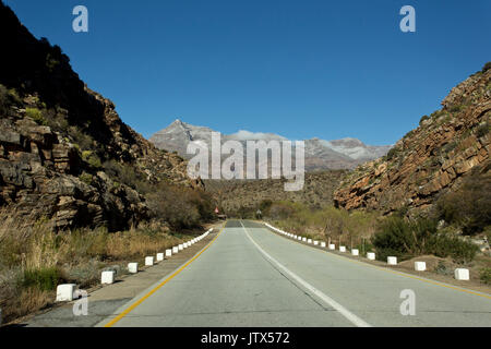 Une vue depuis la route entre Beaufort West et à la rouille de la gamme Swartberge à Groot surmontée de la neige dans la distance Banque D'Images
