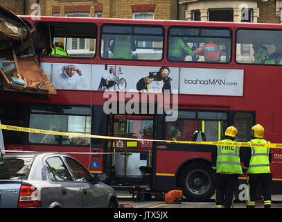 Services d'urgence à la scène dans Lavender Hill, dans le sud-ouest de Londres, après un bus a quitté la route et a frappé un magasin. Banque D'Images