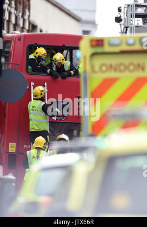 Services d'urgence à la scène dans Lavender Hill, dans le sud-ouest de Londres, après un bus a quitté la route et a frappé un magasin. Banque D'Images