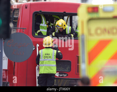 Services d'urgence à la scène dans Lavender Hill, dans le sud-ouest de Londres, après un bus a quitté la route et a frappé un magasin. Banque D'Images