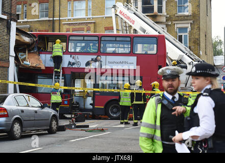 Services d'urgence à la scène dans Lavender Hill, dans le sud-ouest de Londres, après un bus a quitté la route et a frappé un magasin. Banque D'Images