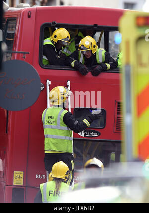 Services d'urgence à la scène dans Lavender Hill, dans le sud-ouest de Londres, après un bus a quitté la route et a frappé un magasin. Banque D'Images