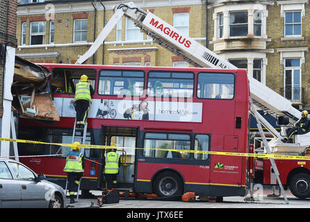 Services d'urgence à la scène dans Lavender Hill, dans le sud-ouest de Londres, après un bus a quitté la route et a frappé un magasin. Banque D'Images