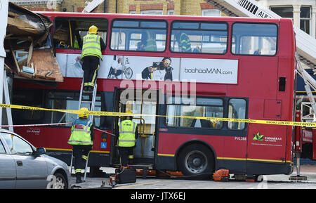 Services d'urgence à la scène dans Lavender Hill, dans le sud-ouest de Londres, après un bus a quitté la route et a frappé un magasin. Banque D'Images