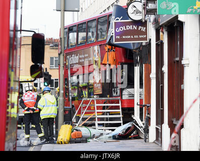 Services d'urgence à la scène dans Lavender Hill, dans le sud-ouest de Londres, après un bus a quitté la route et a frappé un magasin. Banque D'Images