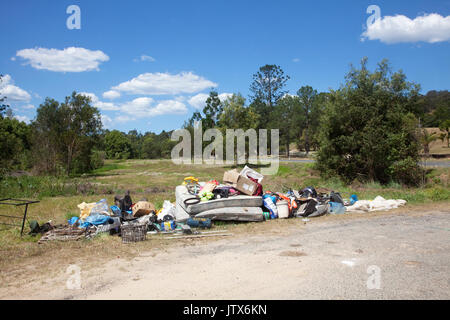 Fly-tipping en milieu rural , Australie Banque D'Images