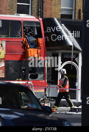 Services d'urgence à la scène dans Lavender Hill, dans le sud-ouest de Londres, après un bus a quitté la route et a frappé un magasin. Banque D'Images