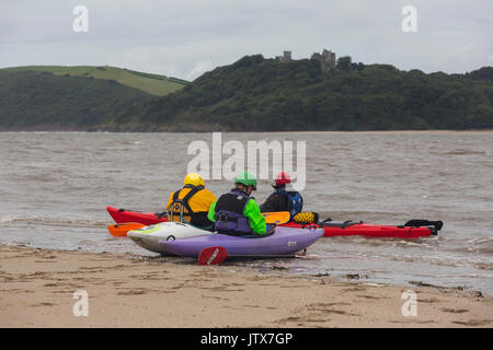 Canoë / kayak dans les canoës / kayaks dans l'estuaire de la Tywi / Towy à Ferryside, regard vers Llansteffan castle Banque D'Images