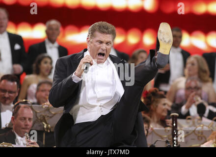 David Hasselhoff rejoint Andre Rieu sur scène en direct de Vrifthof Square, à Maastricht, dans le cadre de son 30e anniversaire avec l'Orchestre de Johann Strauss avec : David Hasselhoff Où : Maastricht, Pays-Bas Quand : 08 mai 2017 Source : WENN.com **Uniquement disponible pour publication au Royaume-Uni, USA, Allemagne, Autriche, Suisse** Banque D'Images