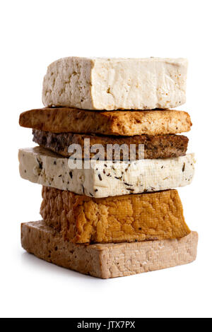 Pile de blocs de tofu mixte isolé sur blanc. Banque D'Images