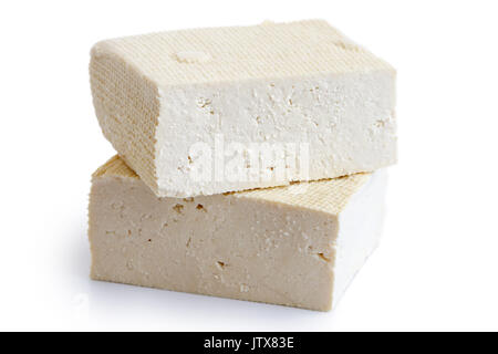 Deux blocs de tofu blanc isolé sur blanc. Banque D'Images