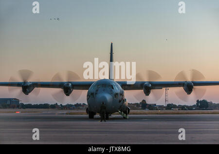 Une armée de l'air sud-africaine de transport Hercules C-130, en service depuis plus de 50 ans, retourne à la base après un vol du soir avec fra Banque D'Images