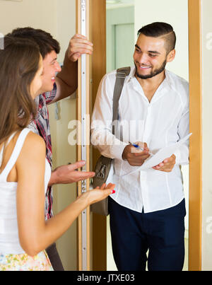 Smiling salesman est rentré à l'merried couple et s'en porte Banque D'Images