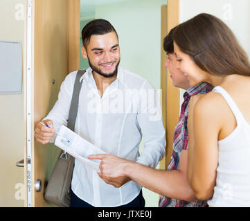 Vendeur positif retour aux stands et quelques merried in doorway Banque D'Images