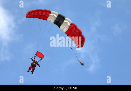 Ancien combattant de la Seconde Guerre mondiale Fred Glover (à gauche) au cours d'une charité sky dive à l'Aérodrome de Old Sarum près de Salisbury. Banque D'Images