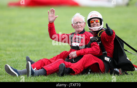 Ancien combattant de la Seconde Guerre mondiale Fred Glover (à gauche) après une charité sky dive à l'Aérodrome de Old Sarum près de Salisbury. Banque D'Images