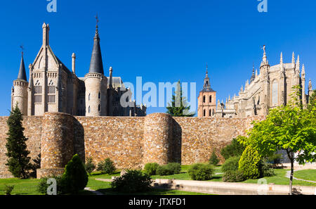 Les murs de la vieille ville, la cathédrale et le palais épiscopal d'Astorga en journée d'été. Castille et Leon, Espagne Banque D'Images