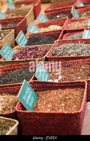 Comptoir du marché avec différentes herbes et plateau en Espagne Banque D'Images