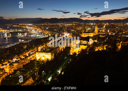 Station partie de Malaga avec le port du château au crépuscule du temps. Andalousie, Espagne Banque D'Images