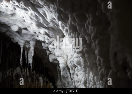 La grotte de sel avec stalactites salé Banque D'Images