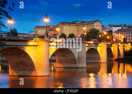 (Pont Puente Piedra da) sur l'Èbre dans la nuit. Granada, Espagne Banque D'Images
