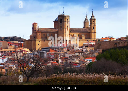 La vue quotidienne de l'église Santa Maria la Mayor à Alcaniz. Espagne Banque D'Images