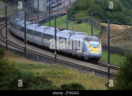 Un train Eurostar e320, le dernier train Eurostar, la flotte passe par Ashford, Kent. Banque D'Images