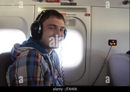 Smiling man en avion Banque D'Images