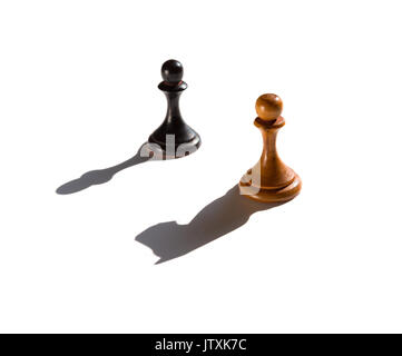 Deux pions d'échecs l'un jette une ombre chevalier morceau concept de force et aspirations Banque D'Images