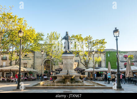 AIGUES-MORTES, FRANCE - Le 11 avril : Statue de Saint Louis au carré central de la ville d'Aigues-Mortes en France, sous le ciel bleu, le 11 avril 2017. Banque D'Images