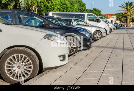 MAKARSKA, Croatie - 5 juillet, 2017 : : Parking de véhicules dans les rues de Makarska Banque D'Images