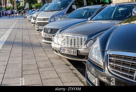 MAKARSKA, Croatie - 5 juillet, 2017 : : Parking de véhicules dans les rues de Makarska Banque D'Images