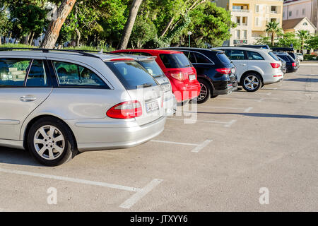 MAKARSKA, Croatie - 5 juillet, 2017 : : Parking de véhicules dans les rues de Makarska Banque D'Images