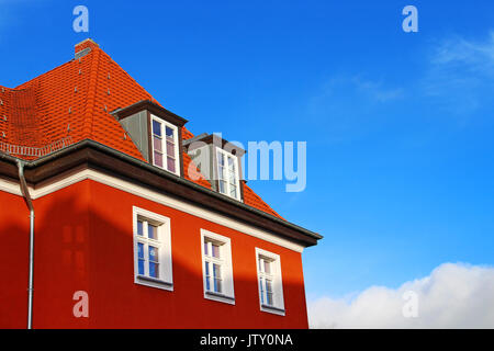 Toit de la maison contre le ciel bleu Banque D'Images