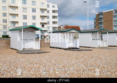 Cabines de plage traditionnelle britannique sur la plage à Bexhill-on-Sea dans l'East Sussex, Angleterre le 12 septembre 2012. Banque D'Images