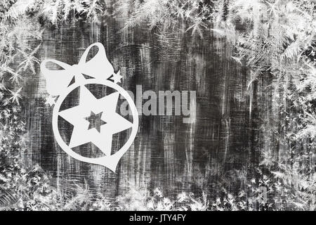 Flocons de couper plus de papier sur dark old arrière-plan avec l'emplacement pour un texte thème de Noël Banque D'Images