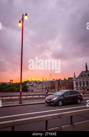 Londres, Angleterre - le 26 juillet 2017 : black car la conduite sur le pont de Blackfriars au crépuscule, Londres, Angleterre Banque D'Images