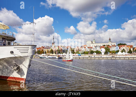 Szczecin, Pologne - Août 06, 2017 : les navires sur la rivière Oder lors de la finale des courses de grands voiliers 2017. Banque D'Images