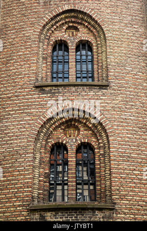 Façade et fenêtres de l'église avec des briques rouges et jaunes, Copenhague, Europe Banque D'Images
